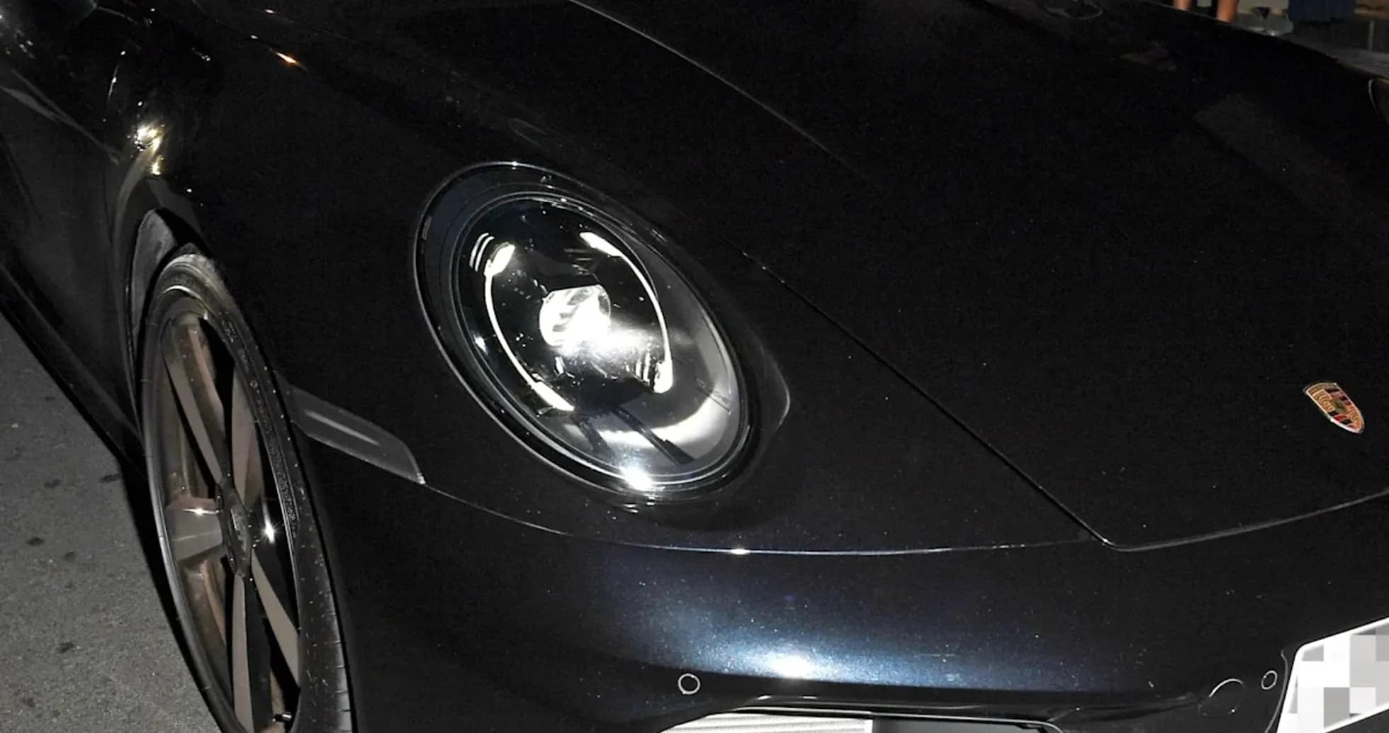 Deux hommes dans une voiture de sport noire Deux hommes dans une voiture de sport noire