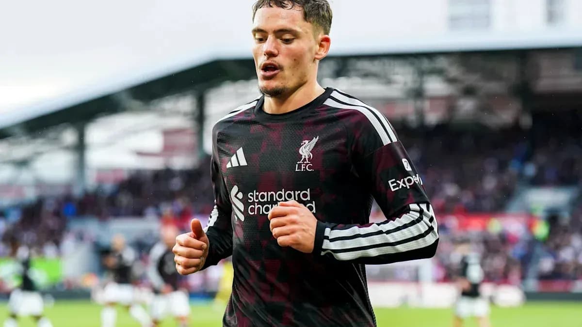 Joueur de Liverpool courant sur le terrain Joueur de Liverpool courant sur le terrain