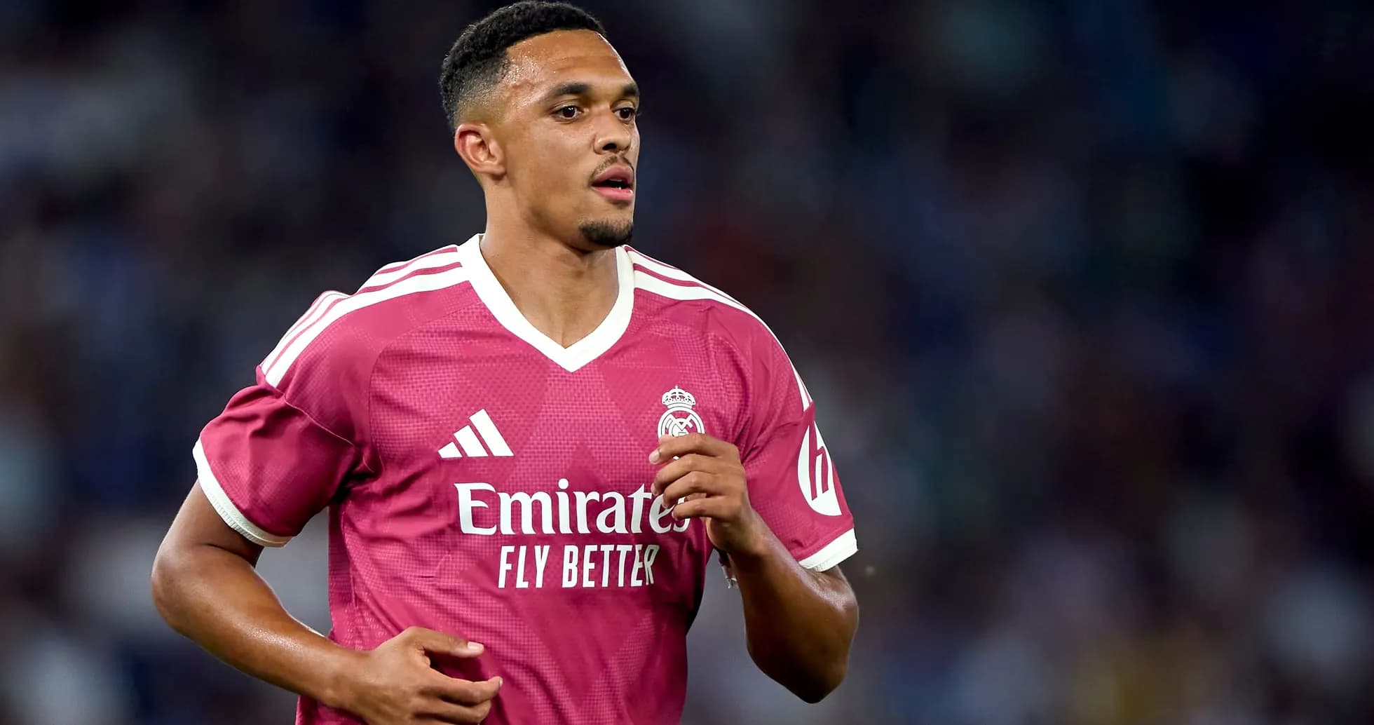 Joueur de football en maillot rose de Real Madrid Joueur de football en maillot rose de Real Madrid