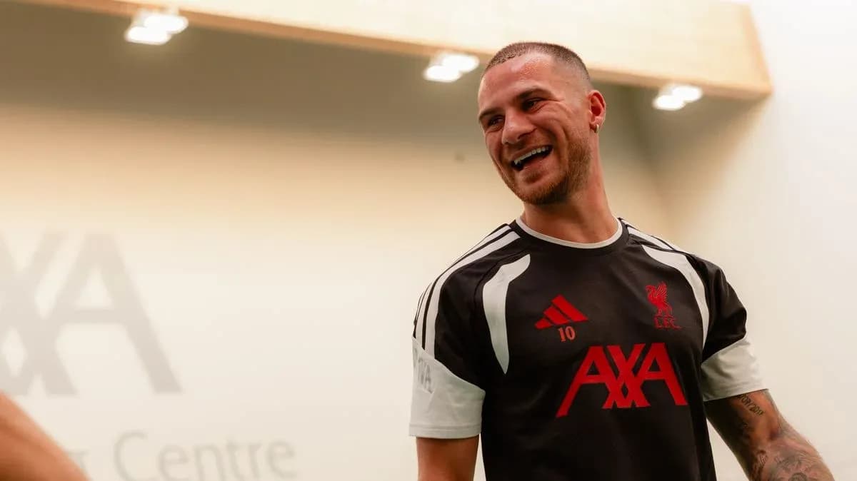 Joueur de Liverpool souriant lors d'une séance d'entraînement Joueur de Liverpool souriant lors d'une séance d'entraînement