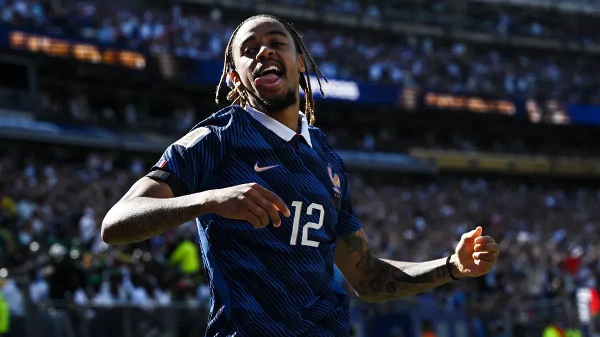 Joueur français célébrant un but dans le stade Joueur français célébrant un but dans le stade