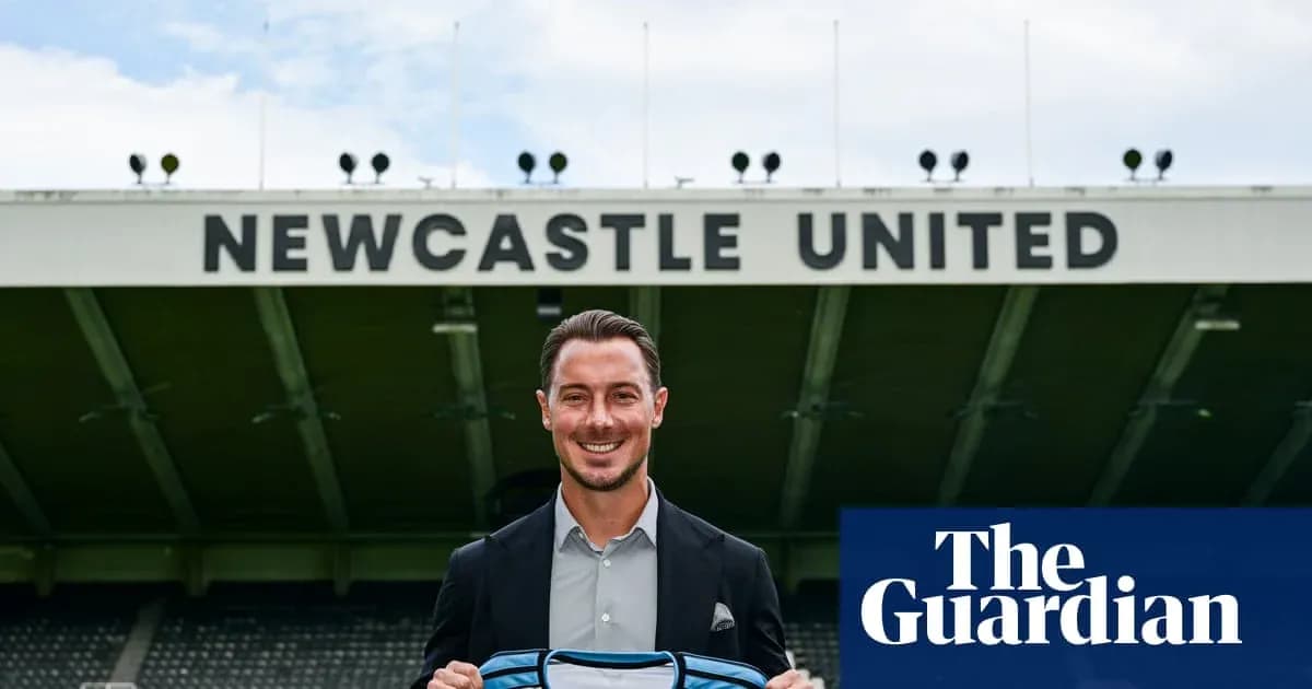 Joueur présentant le maillot de Newcastle United Joueur présentant le maillot de Newcastle United