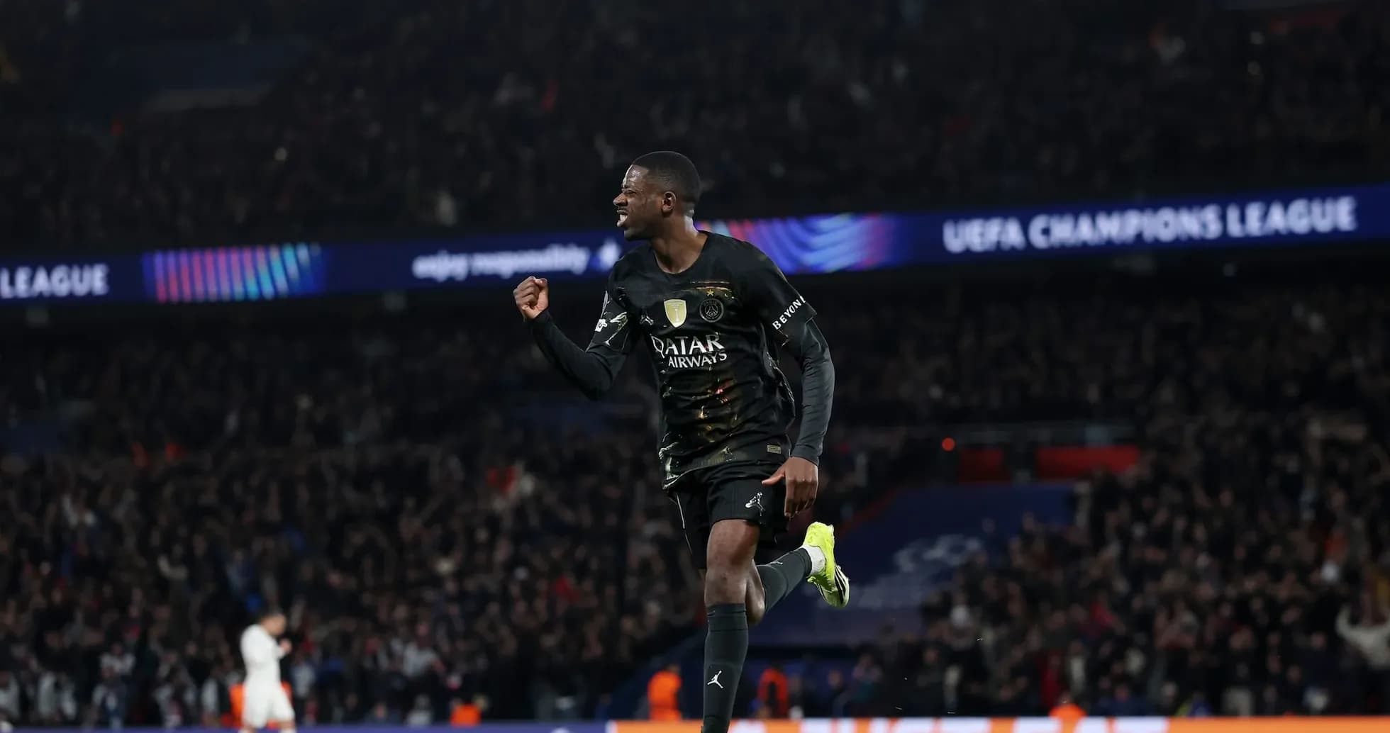 Joueur du PSG célèbre un but en Ligue des champions Joueur du PSG célèbre un but en Ligue des champions