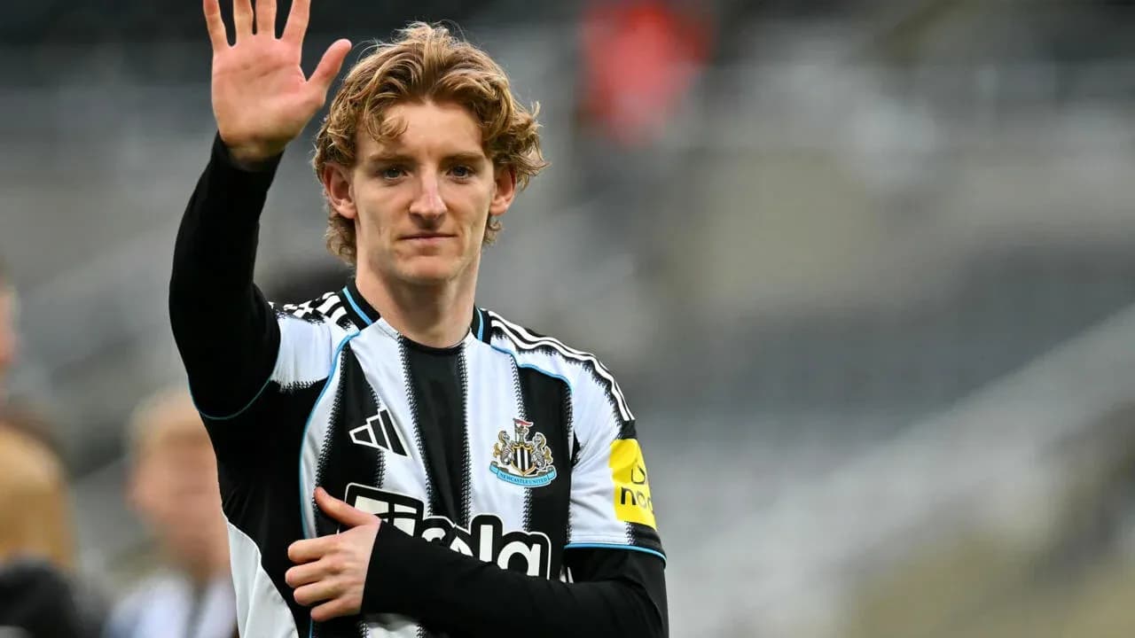 Joueur de Newcastle saluant les supporters au stade Joueur de Newcastle saluant les supporters au stade