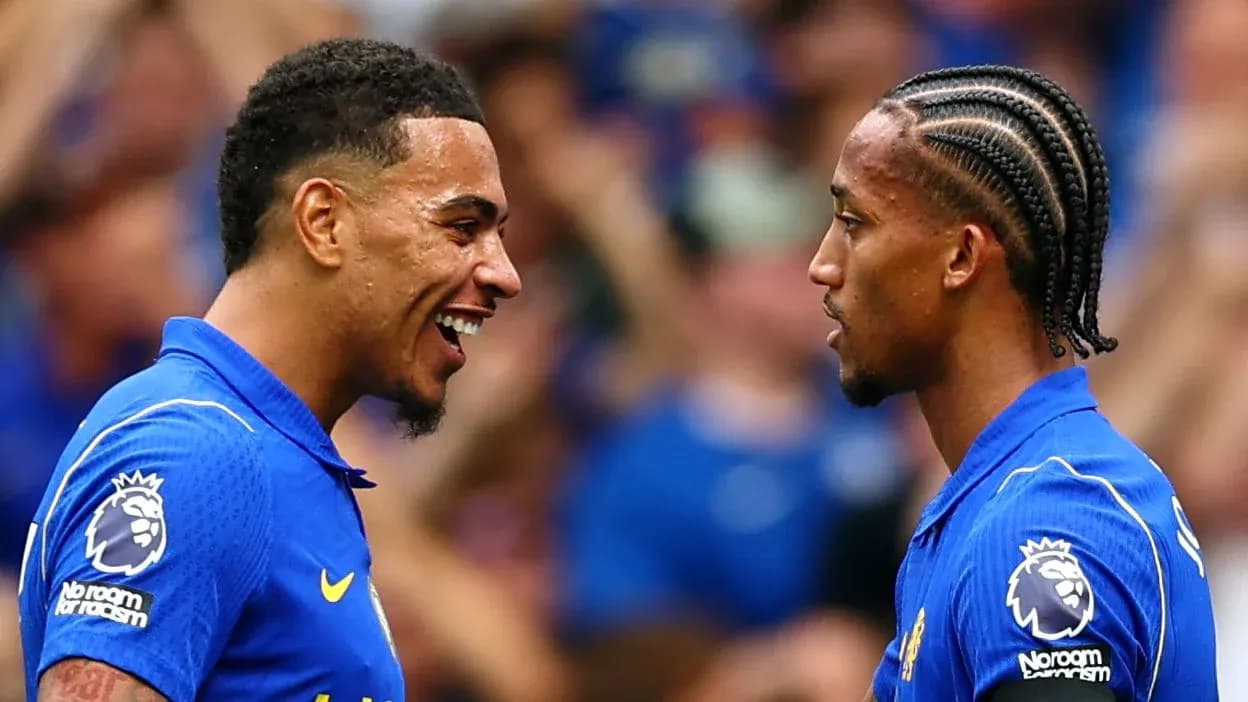 Deux joueurs souriant l'un à l'autre sur le terrain Deux joueurs souriant l'un à l'autre sur le terrain