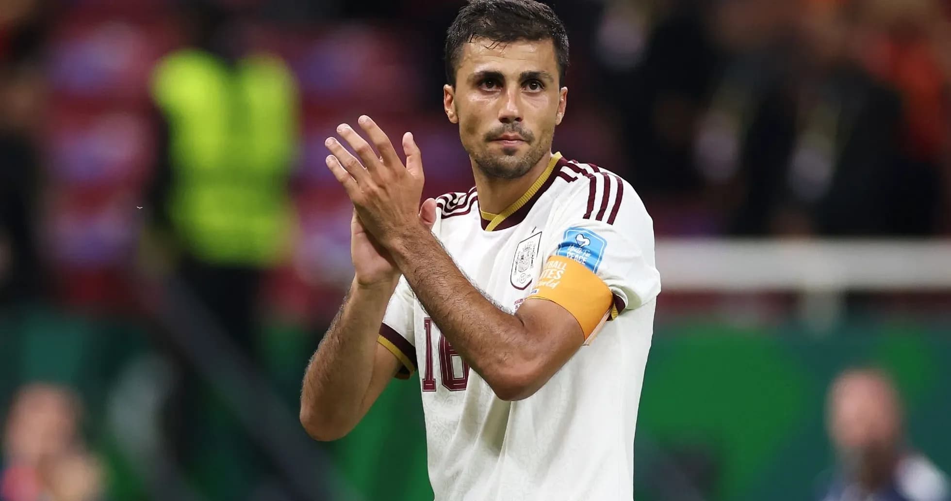 Joueur applaudissant avec le brassard de capitaine Joueur applaudissant avec le brassard de capitaine