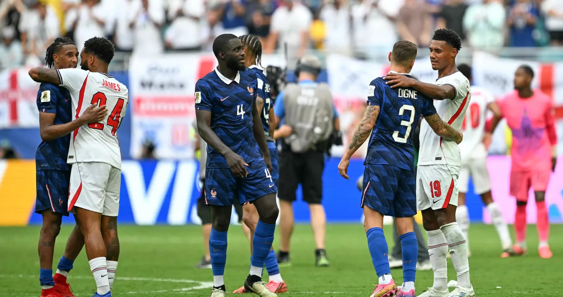 Joueurs français et anglais se félicitant après le match Joueurs français et anglais se félicitant après le match