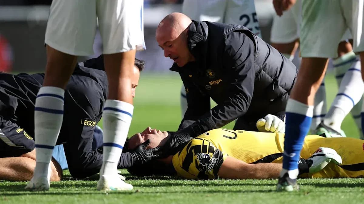 Soigneur aidant un gardien blessé sur le terrain Soigneur aidant un gardien blessé sur le terrain