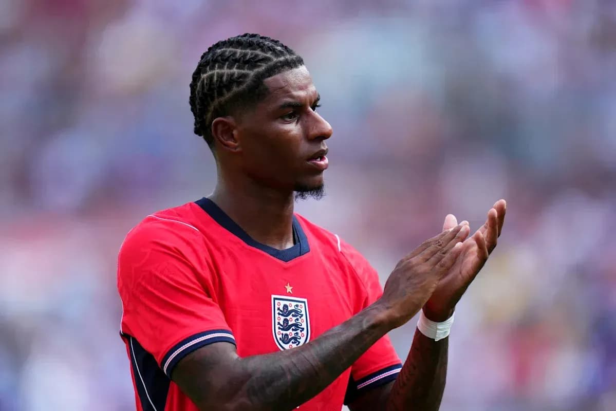 Joueur applaudissant avec maillot rouge de l'Angleterre Joueur applaudissant avec maillot rouge de l'Angleterre