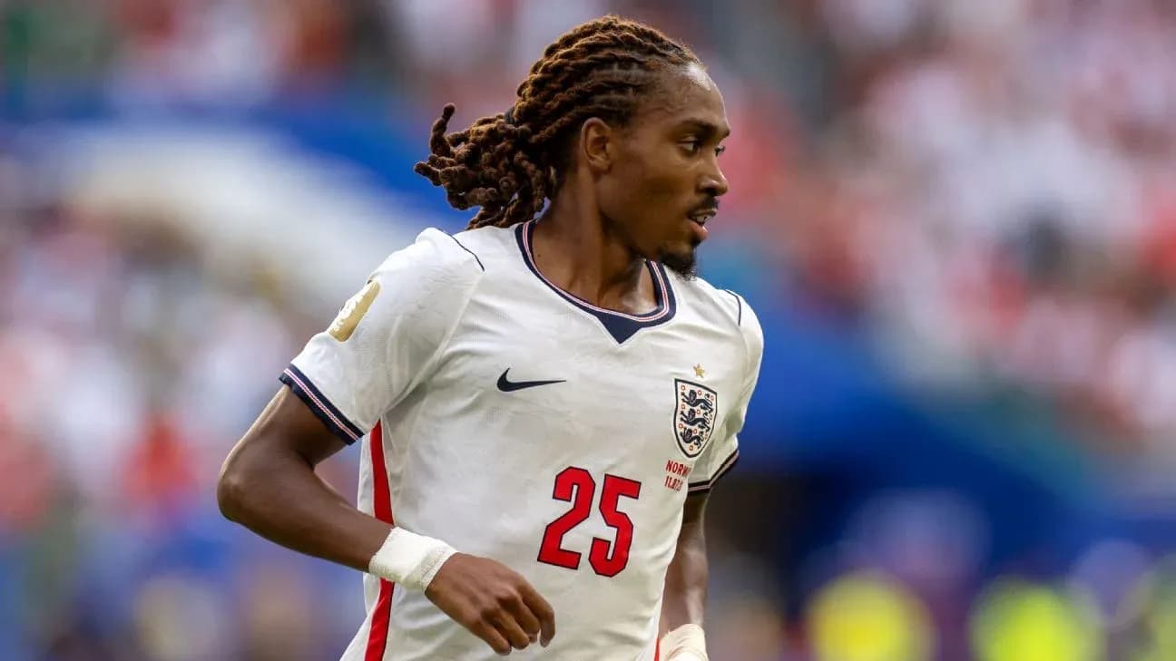Joueur anglais portant le maillot numéro 25 en action Joueur anglais portant le maillot numéro 25 en action