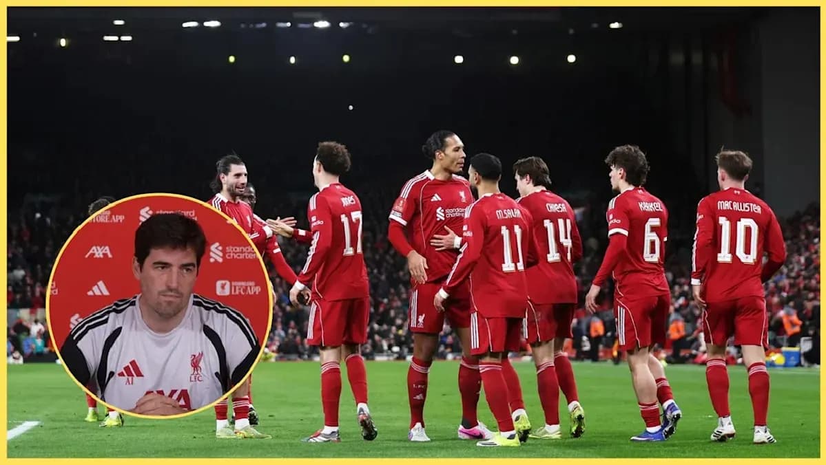 Joueurs de Liverpool célébrant un but sur le terrain Joueurs de Liverpool célébrant un but sur le terrain