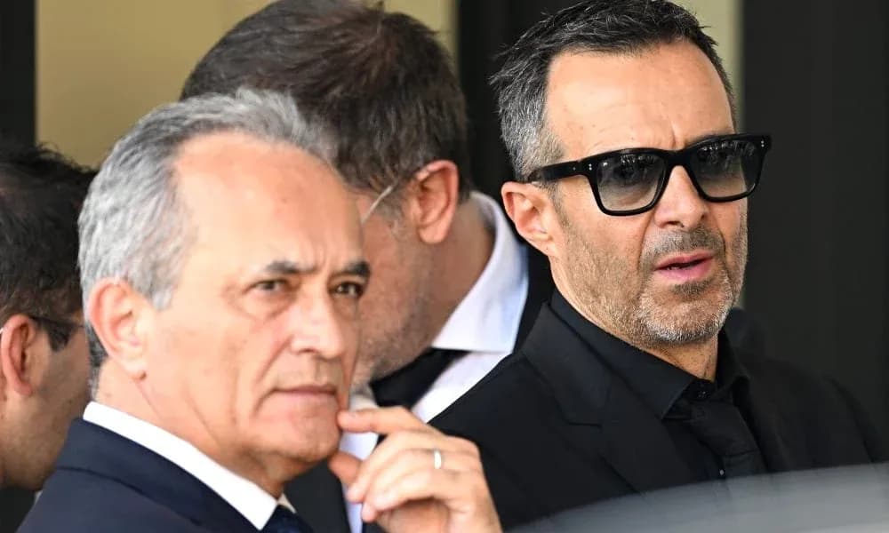 Deux hommes en costume noir à un événement Deux hommes en costume noir à un événement
