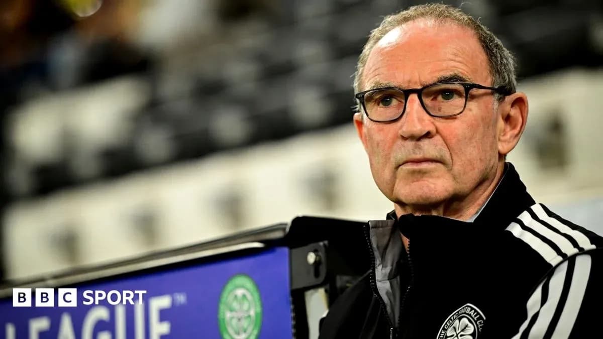 Entraîneur observant le match depuis le banc Entraîneur observant le match depuis le banc