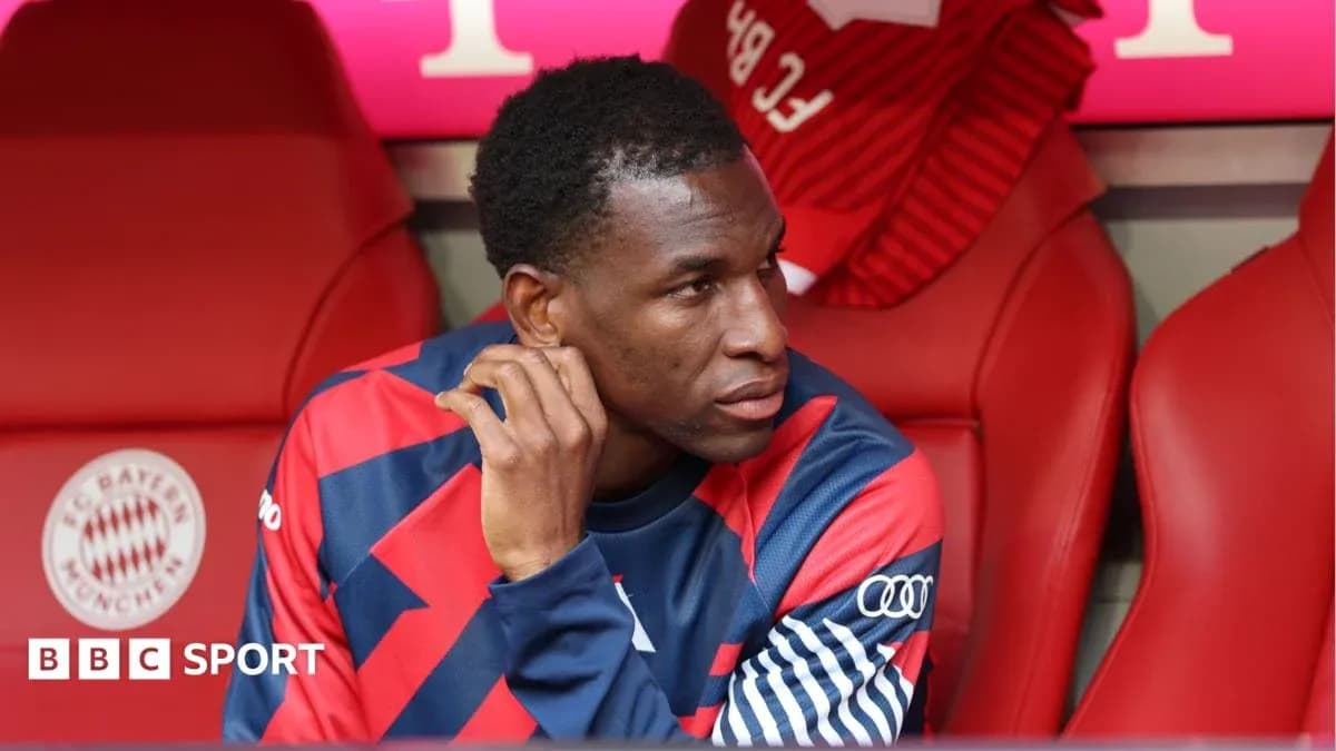 Joueur assis sur le banc de touche pendant un match Joueur assis sur le banc de touche pendant un match