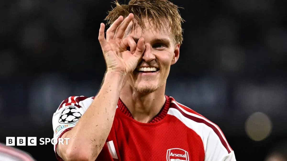 Joueur d'Arsenal célébrant avec un geste de la main Joueur d'Arsenal célébrant avec un geste de la main