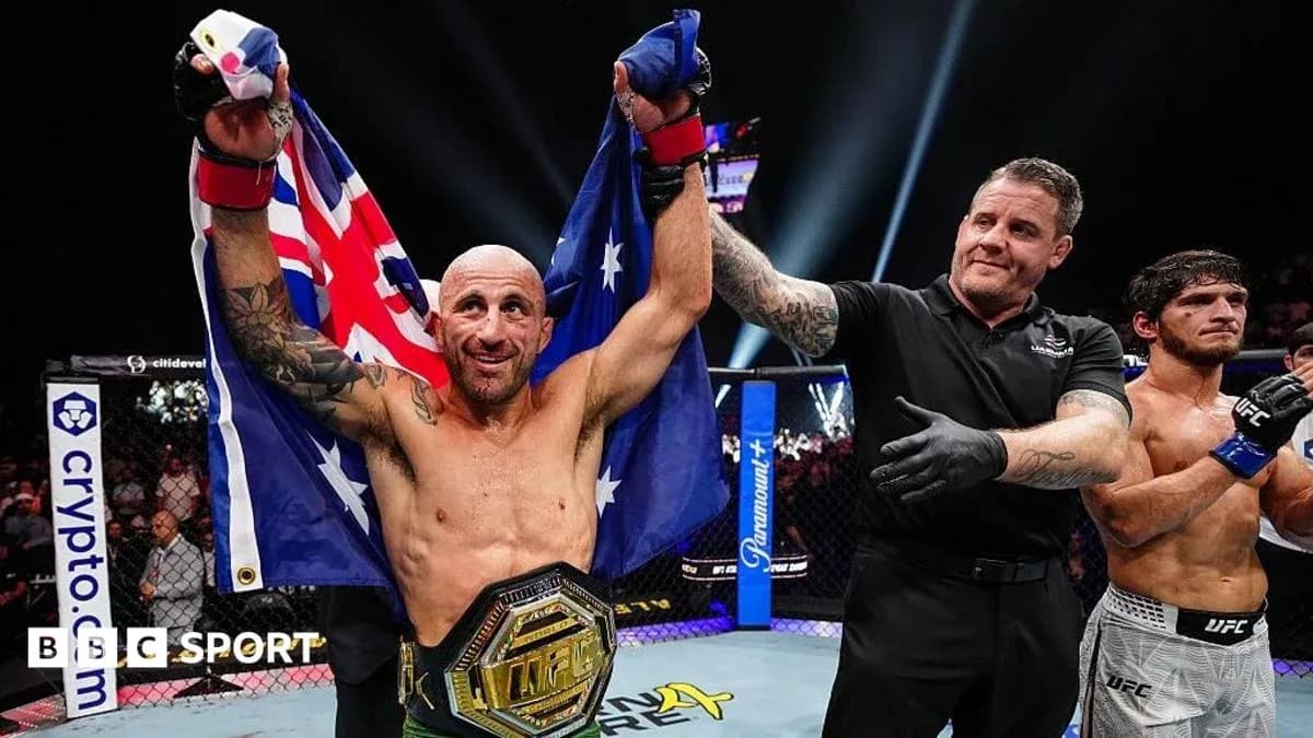 Lutter champion levantant la ceinture avec des drapeaux Lutter champion levantant la ceinture avec des drapeaux