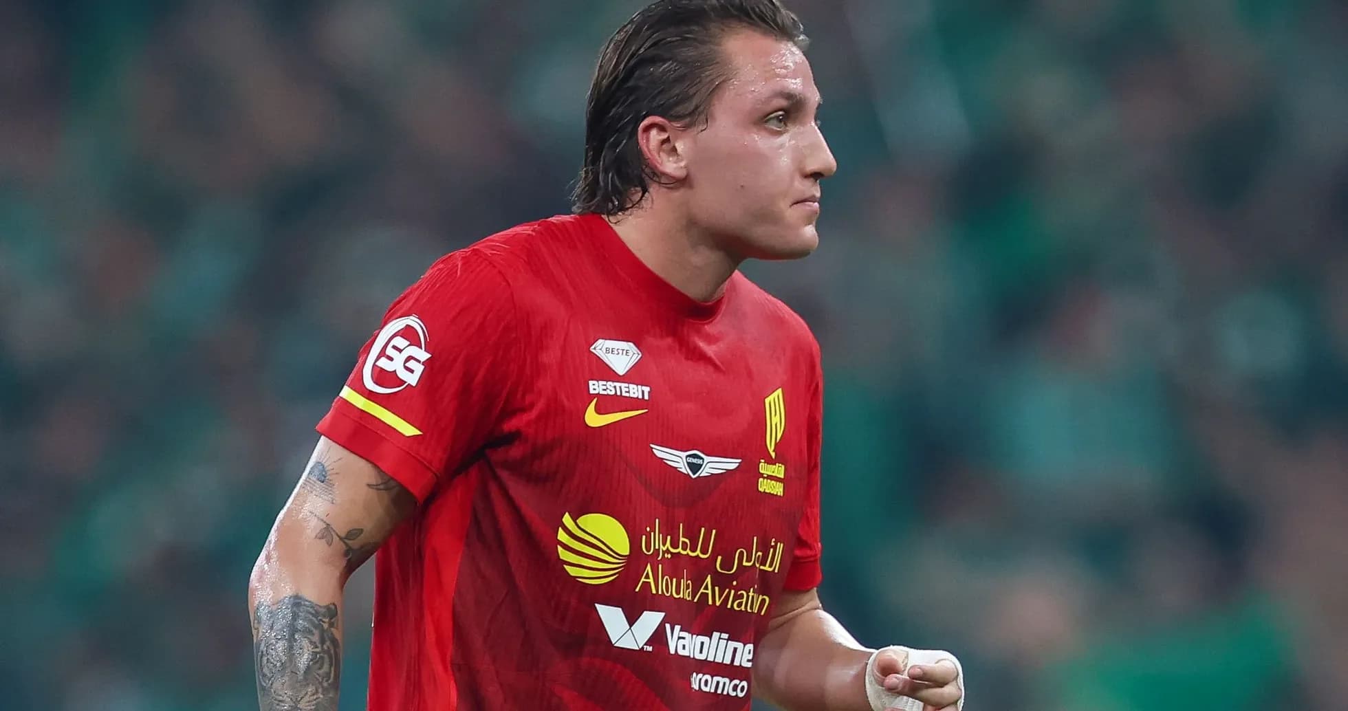 Joueur en maillot rouge sur le terrain de football Joueur en maillot rouge sur le terrain de football