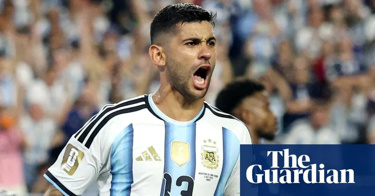 Joueur argentin célébrant un but devant des supporters Joueur argentin célébrant un but devant des supporters