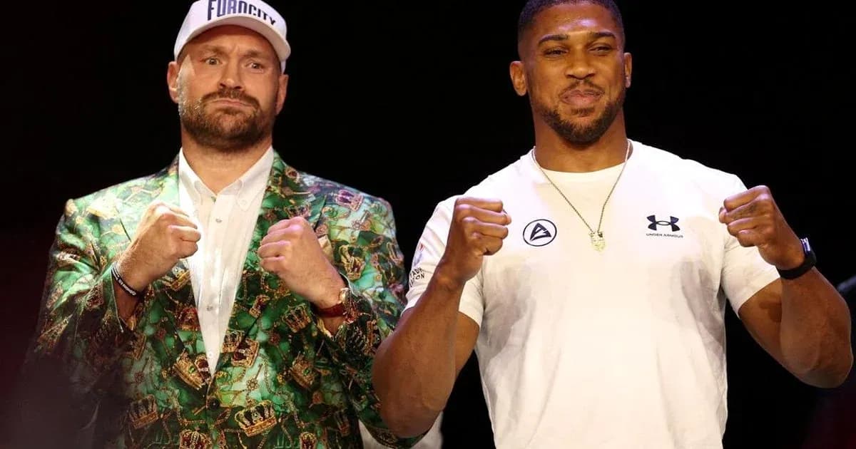 Tyson Fury et Anthony Joshua posant lors d'une conférence Tyson Fury et Anthony Joshua posant lors d'une conférence