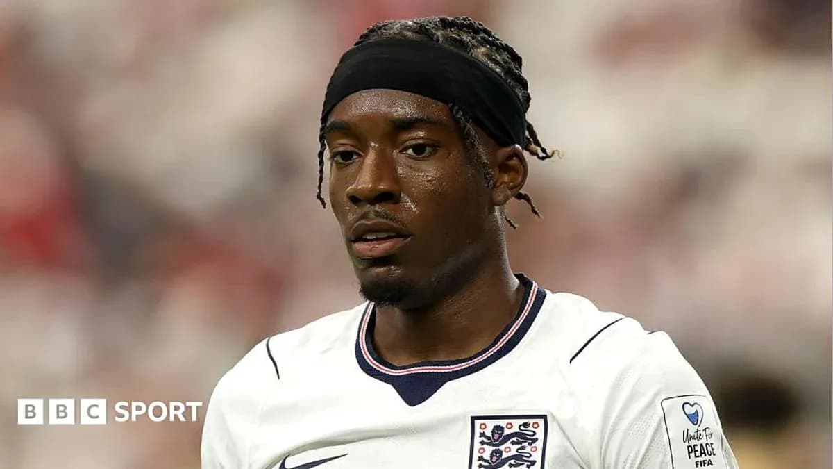 Joueur de l'Angleterre sur le terrain de football Joueur de l'Angleterre sur le terrain de football