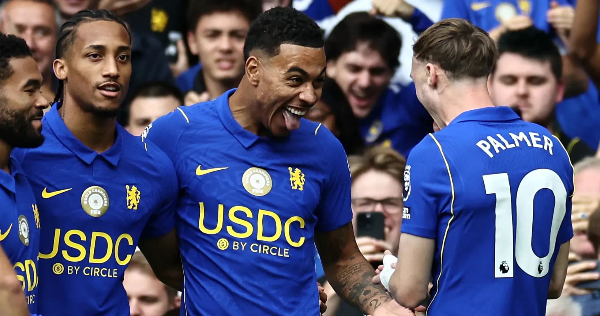 Joueurs de Chelsea célébrant un but ensemble Joueurs de Chelsea célébrant un but ensemble