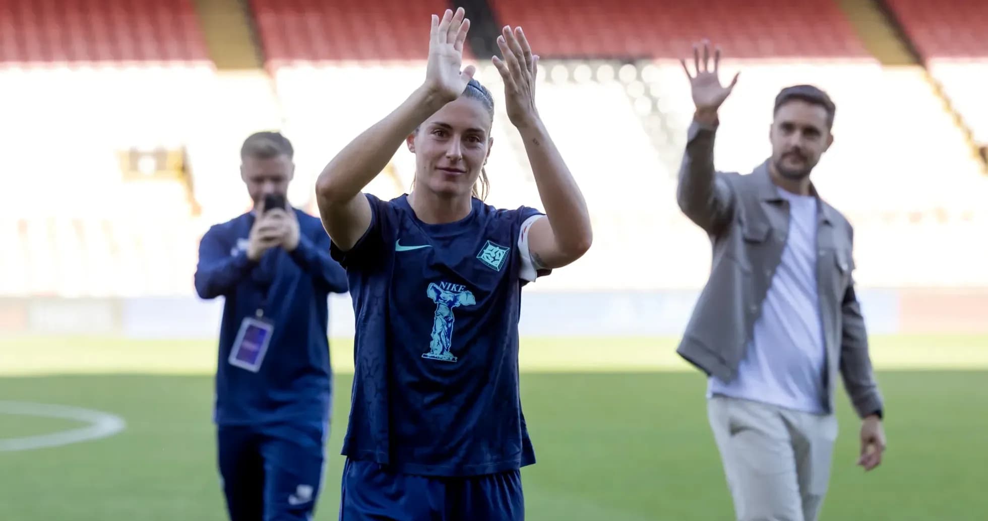 Joueuse applaudissant en saluant les spectateurs Joueuse applaudissant en saluant les spectateurs