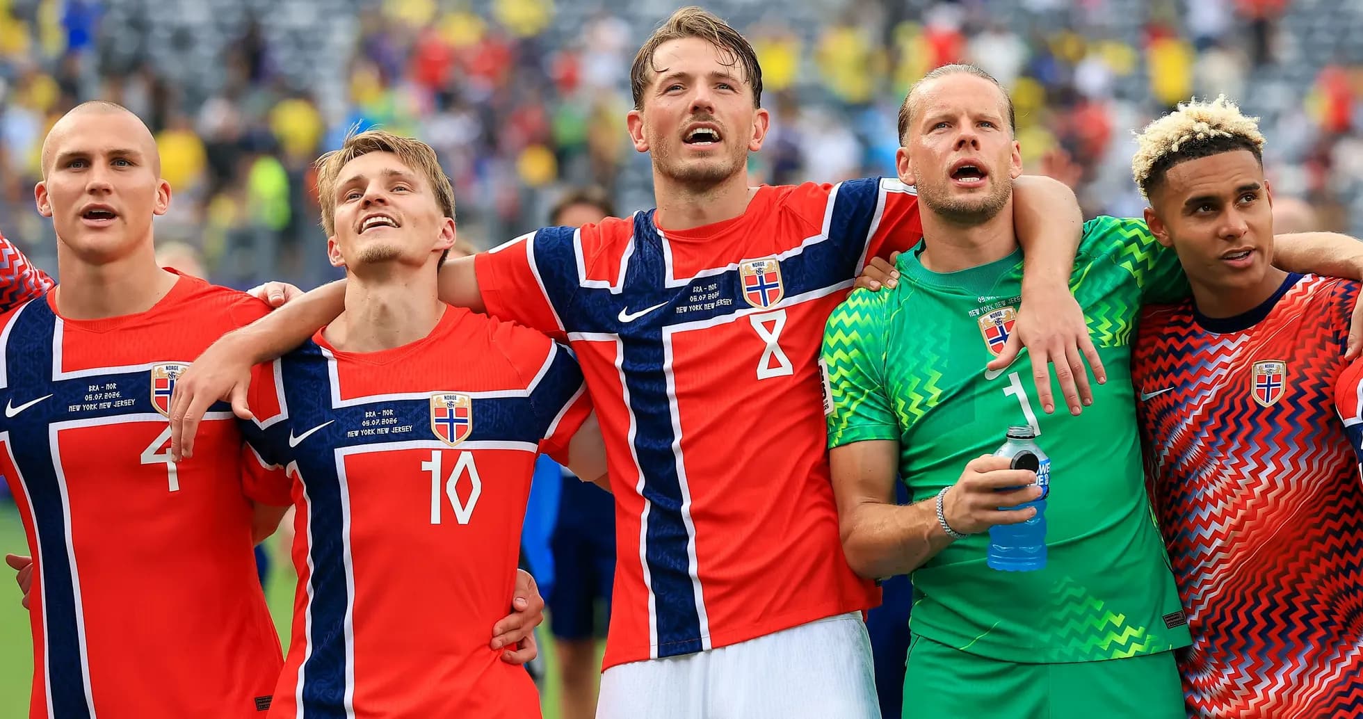 Joueurs norvégiens célébrant ensemble après un match Joueurs norvégiens célébrant ensemble après un match