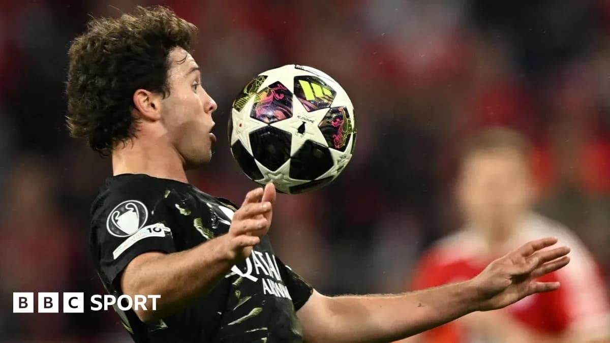 Joueur contrôlant le ballon pendant un match Joueur contrôlant le ballon pendant un match