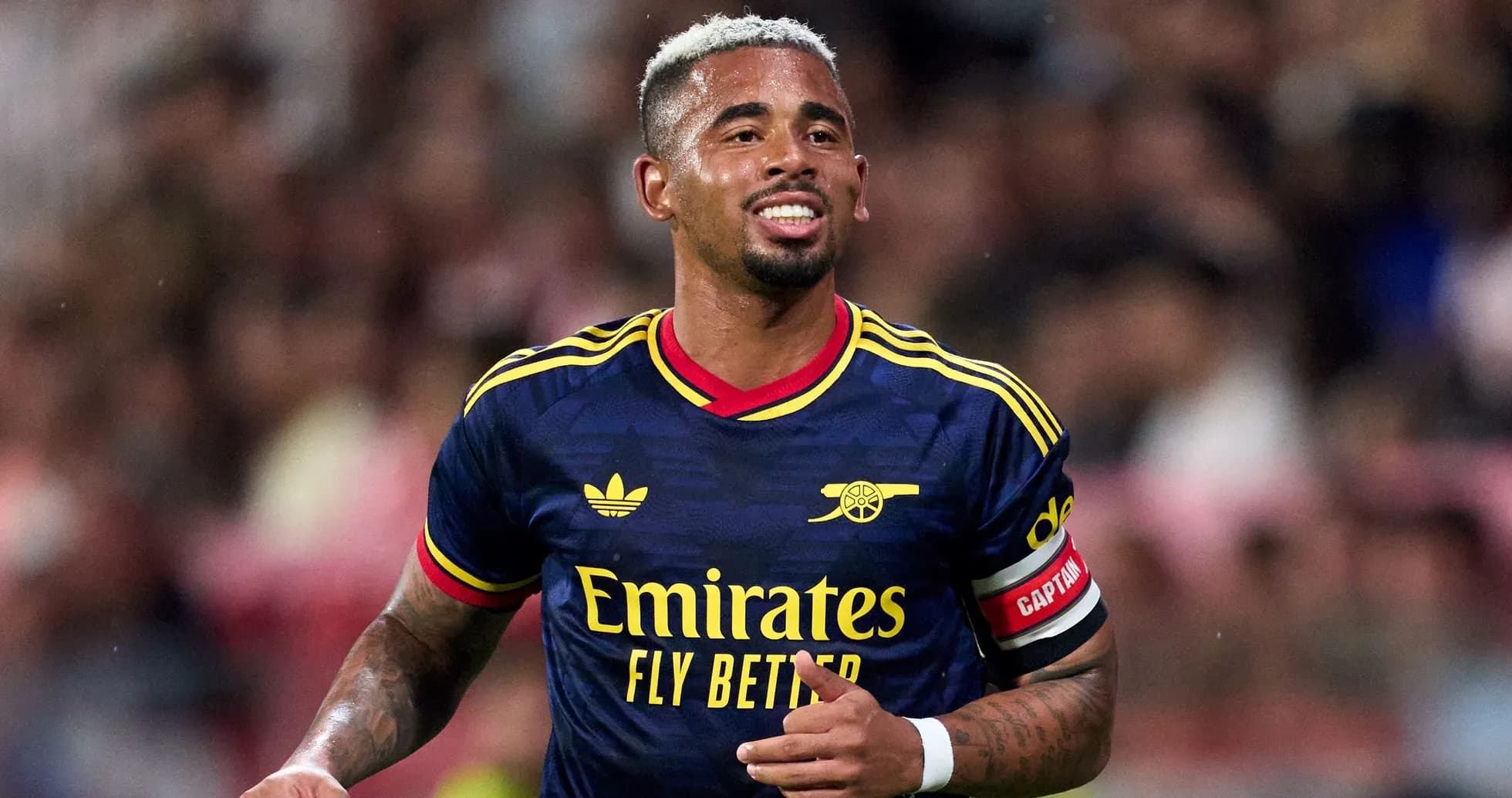Joueur d'Arsenal en maillot lors d'un match Joueur d'Arsenal en maillot lors d'un match