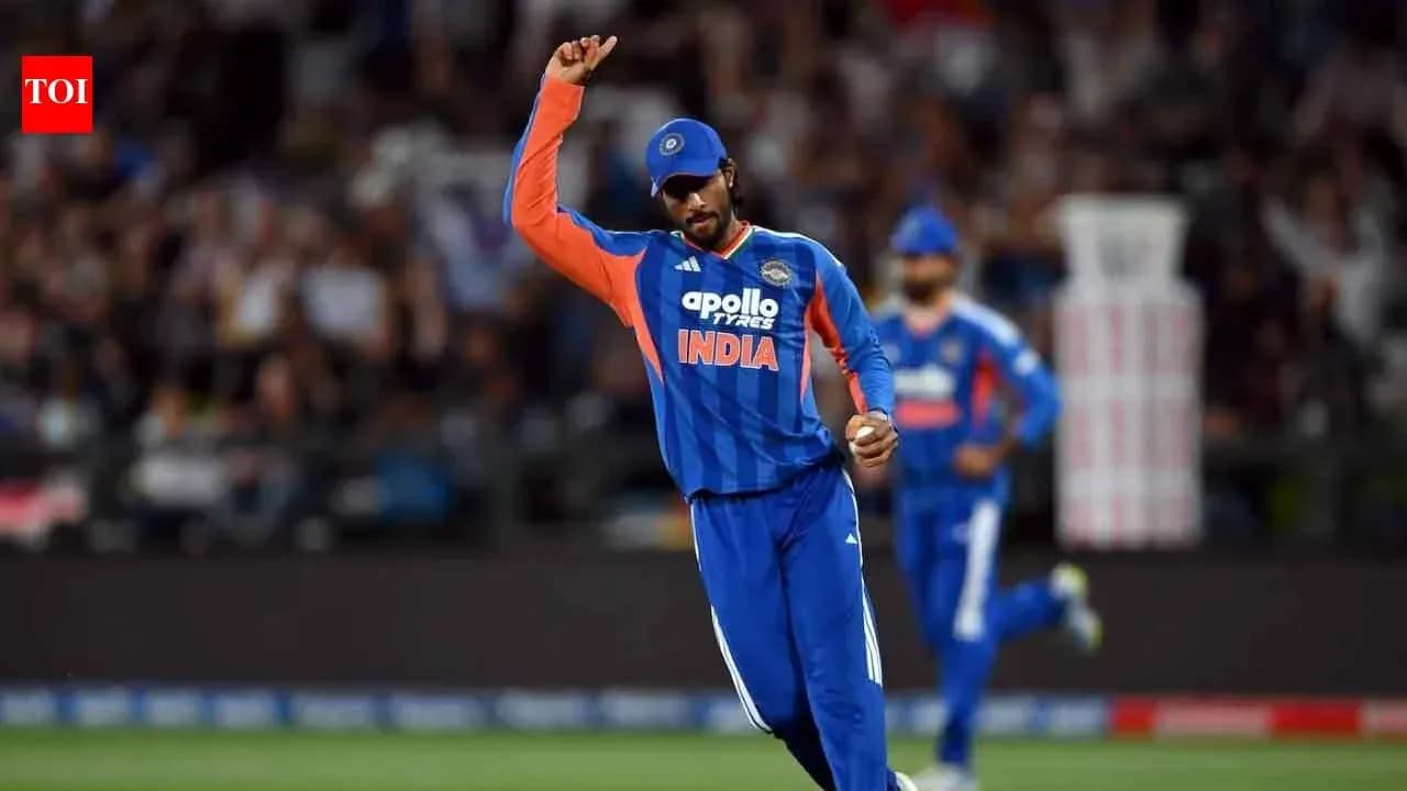 Joueur indien levant la main lors d'un match de cricket Joueur indien levant la main lors d'un match de cricket