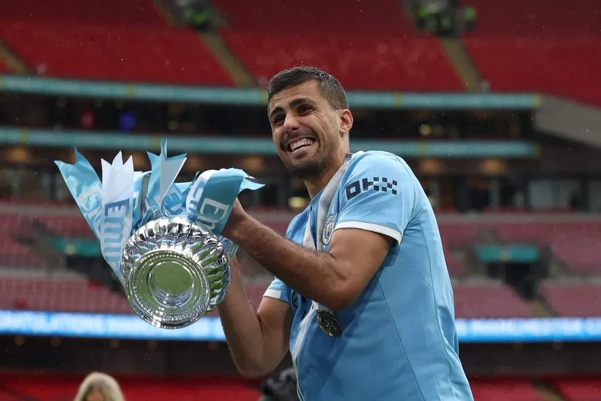 Joueur de Manchester City tenant un trophée Joueur de Manchester City tenant un trophée
