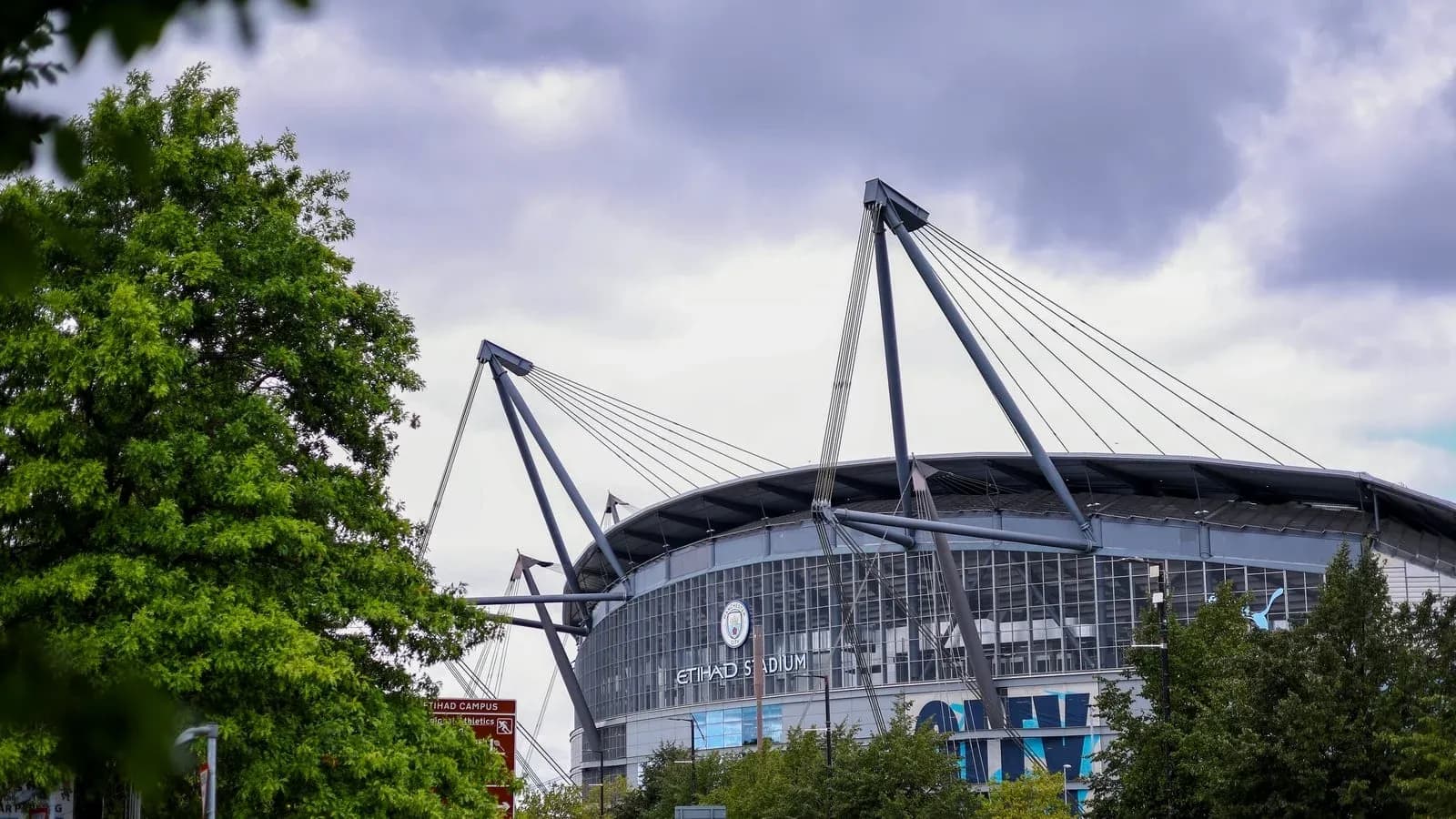 Vue extérieure de l'Etihad Stadium sous un ciel nuageux Vue extérieure de l'Etihad Stadium sous un ciel nuageux