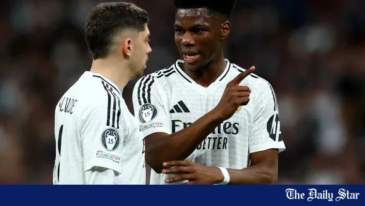 Joueurs de l'équipe discutant sur le terrain Joueurs de l'équipe discutant sur le terrain