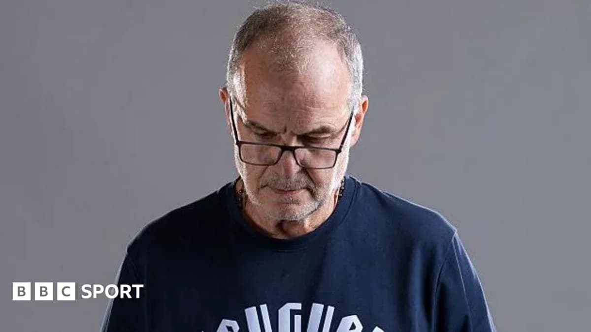 Homme portant des lunettes, regardant vers le bas Homme portant des lunettes, regardant vers le bas