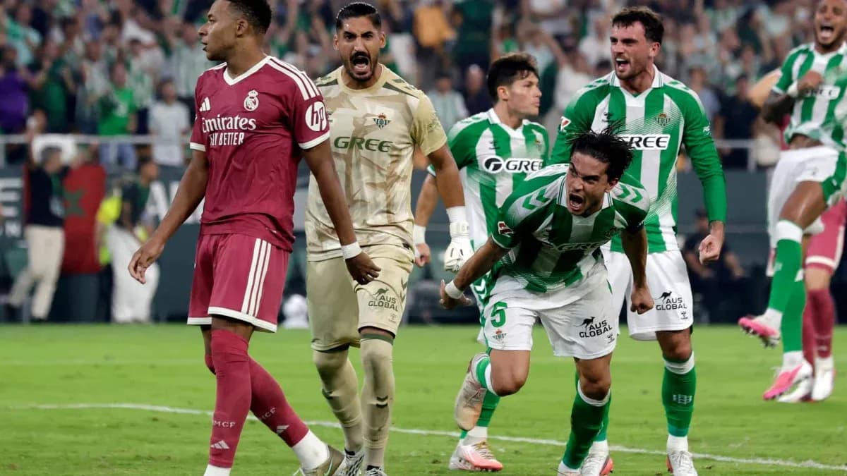 Joueurs de Real Madrid et Betis célébrant un but Joueurs de Real Madrid et Betis célébrant un but