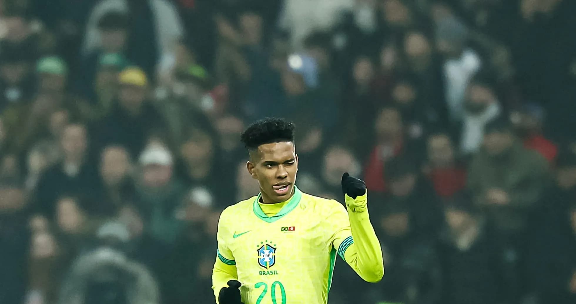 Joueur brésilien en maillot jaune célébrant un but Joueur brésilien en maillot jaune célébrant un but