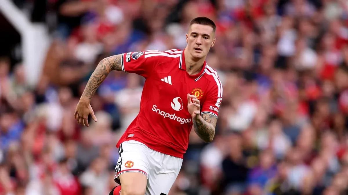 Joueur de Manchester United courant sur le terrain Joueur de Manchester United courant sur le terrain