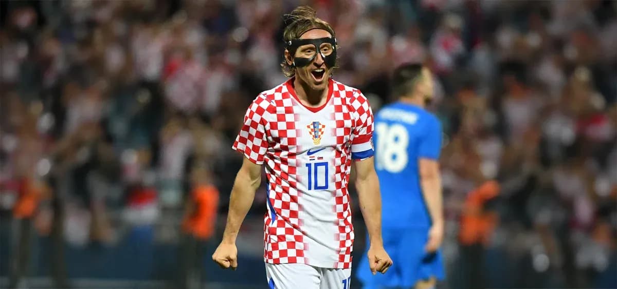 Joueur croate célébrant avec un masque facial Joueur croate célébrant avec un masque facial