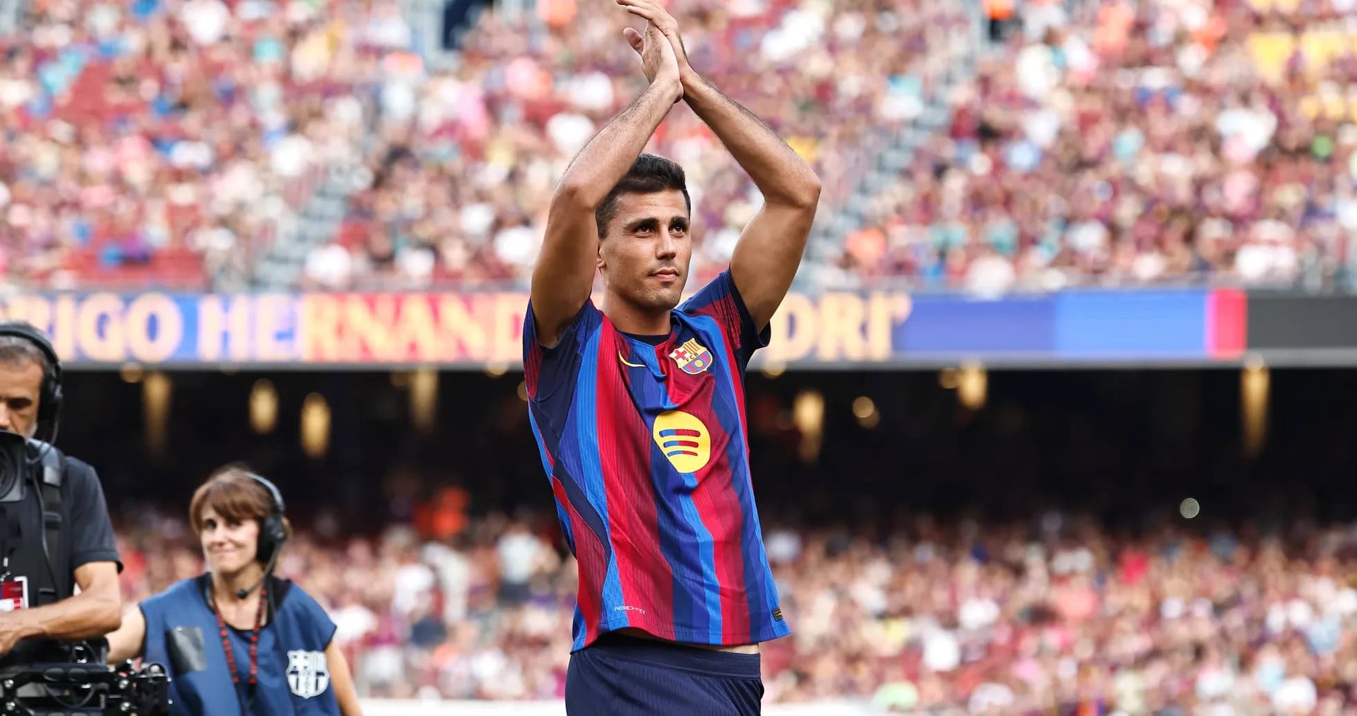 Joueur applaudissant les fans au stade Camp Nou Joueur applaudissant les fans au stade Camp Nou