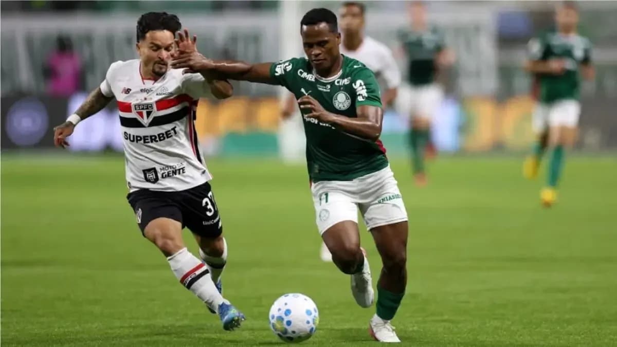 Deux joueurs se disputant le ballon lors du match Deux joueurs se disputant le ballon lors du match