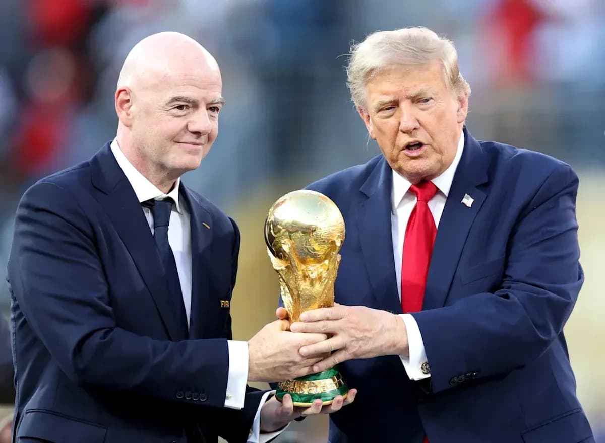 Gianni Infantino et Donald Trump tenant la Coupe du Monde Gianni Infantino et Donald Trump tenant la Coupe du Monde