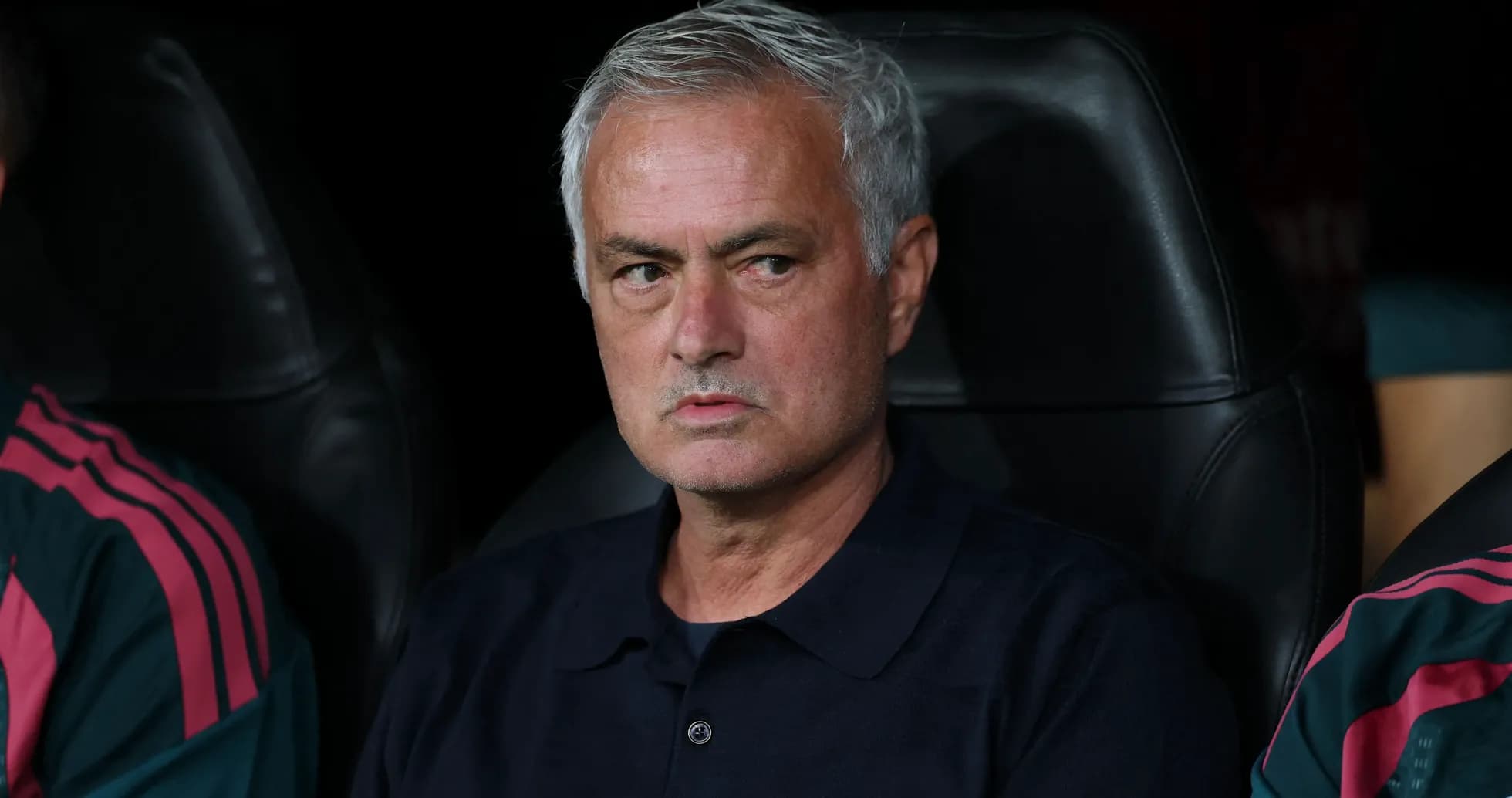 Entraîneur assis sur le banc de touche lors du match Entraîneur assis sur le banc de touche lors du match