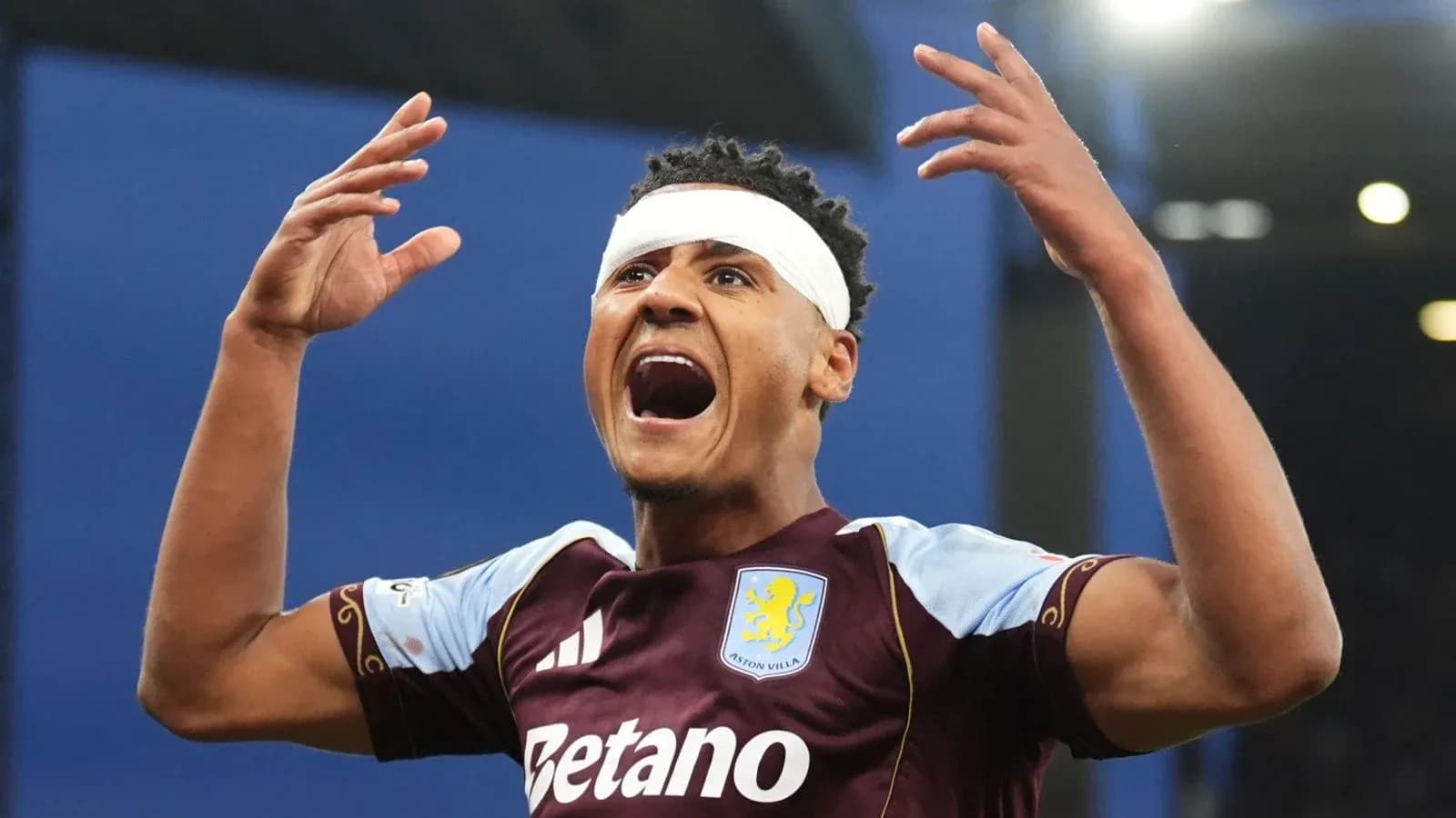 Joueur d'Aston Villa célébrant avec un bandage à la tête Joueur d'Aston Villa célébrant avec un bandage à la tête
