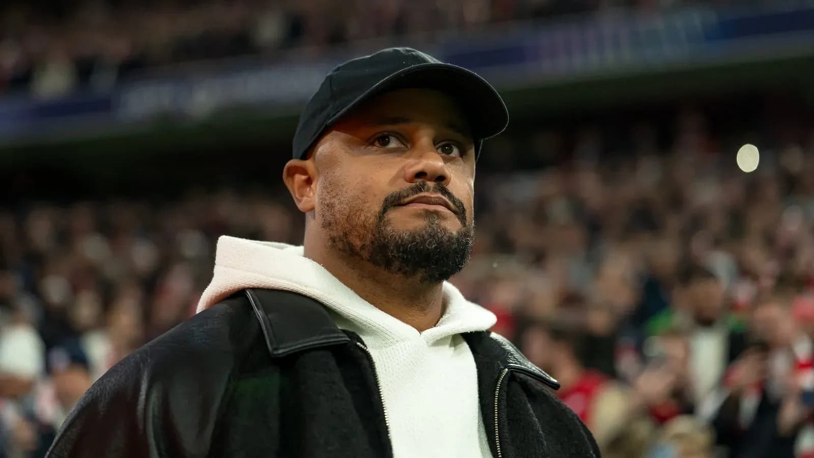Homme portant une veste noire dans un stade Homme portant une veste noire dans un stade