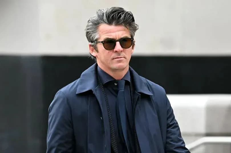 Homme en lunettes de soleil marchant dans la rue Homme en lunettes de soleil marchant dans la rue
