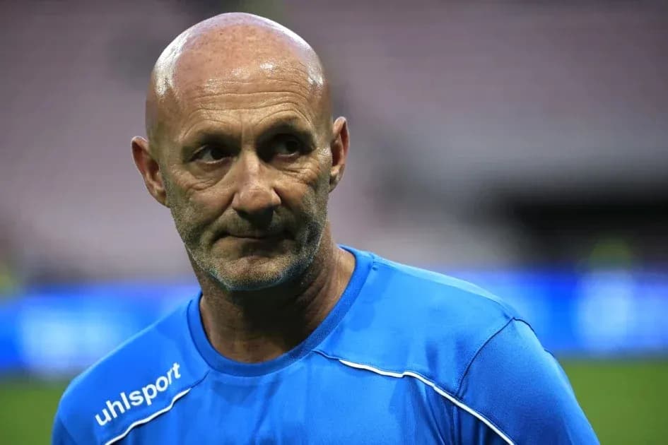 Entraîneur sur le terrain avant un match Entraîneur sur le terrain avant un match