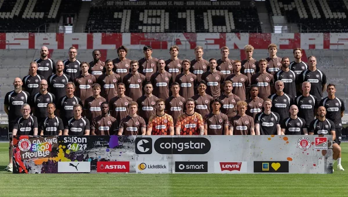 Équipe de football posant avec maillots à l'extérieur Équipe de football posant avec maillots à l'extérieur