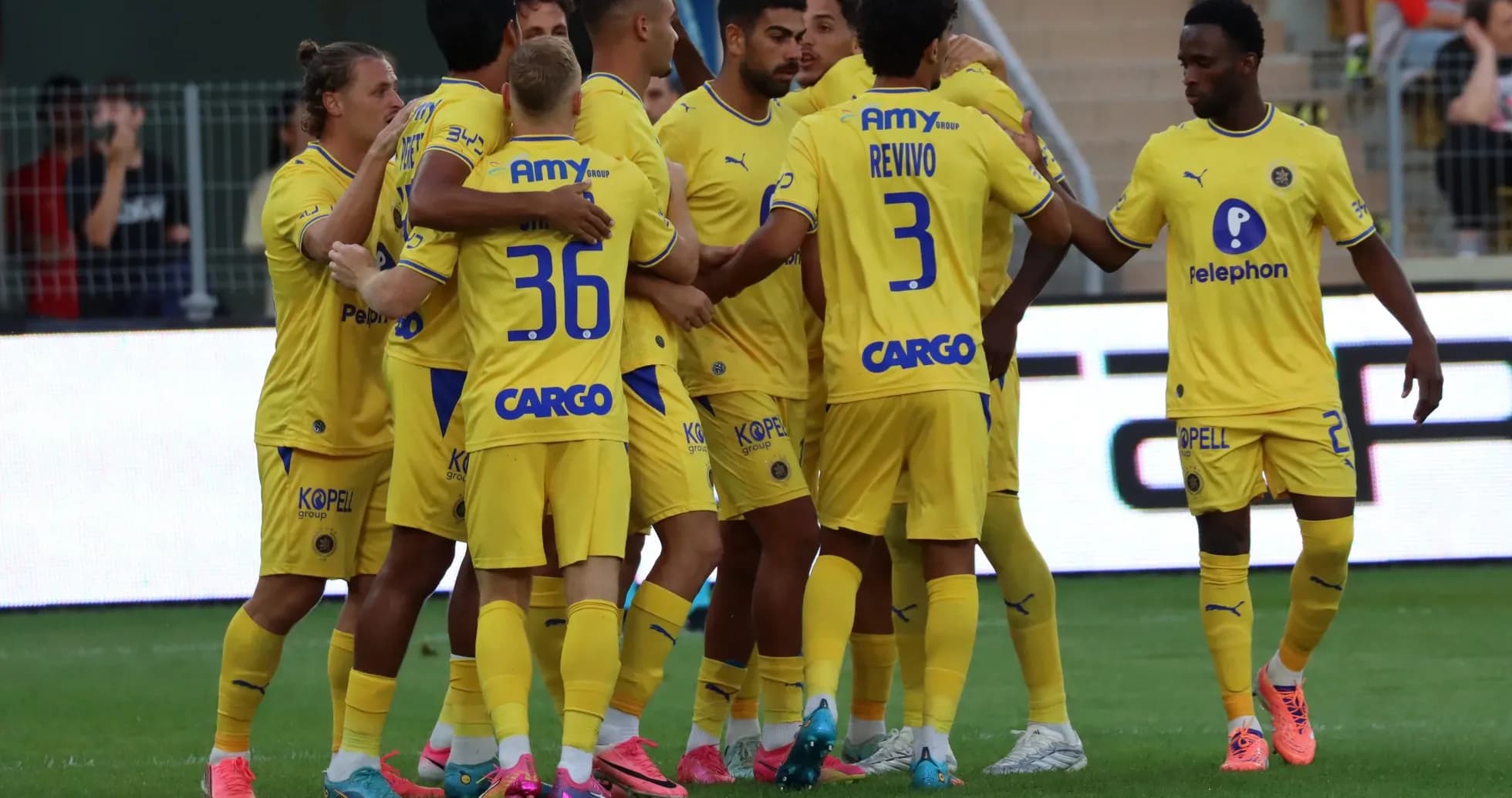 Joueurs de Maccabi Tel Aviv célébrant un but Joueurs de Maccabi Tel Aviv célébrant un but