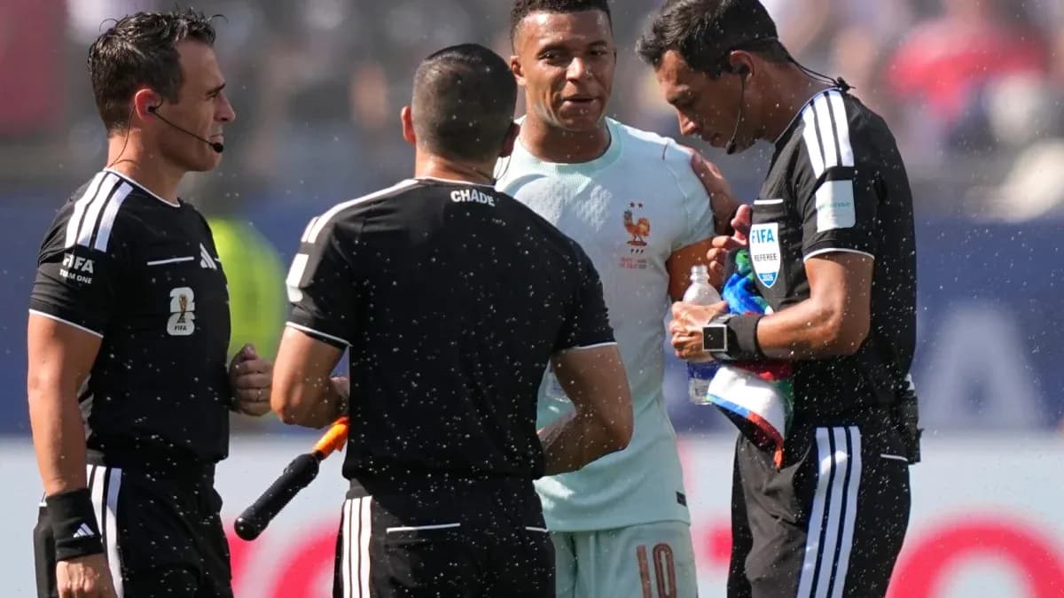 Kylian Mbappé discutant avec les arbitres lors du match Kylian Mbappé discutant avec les arbitres lors du match