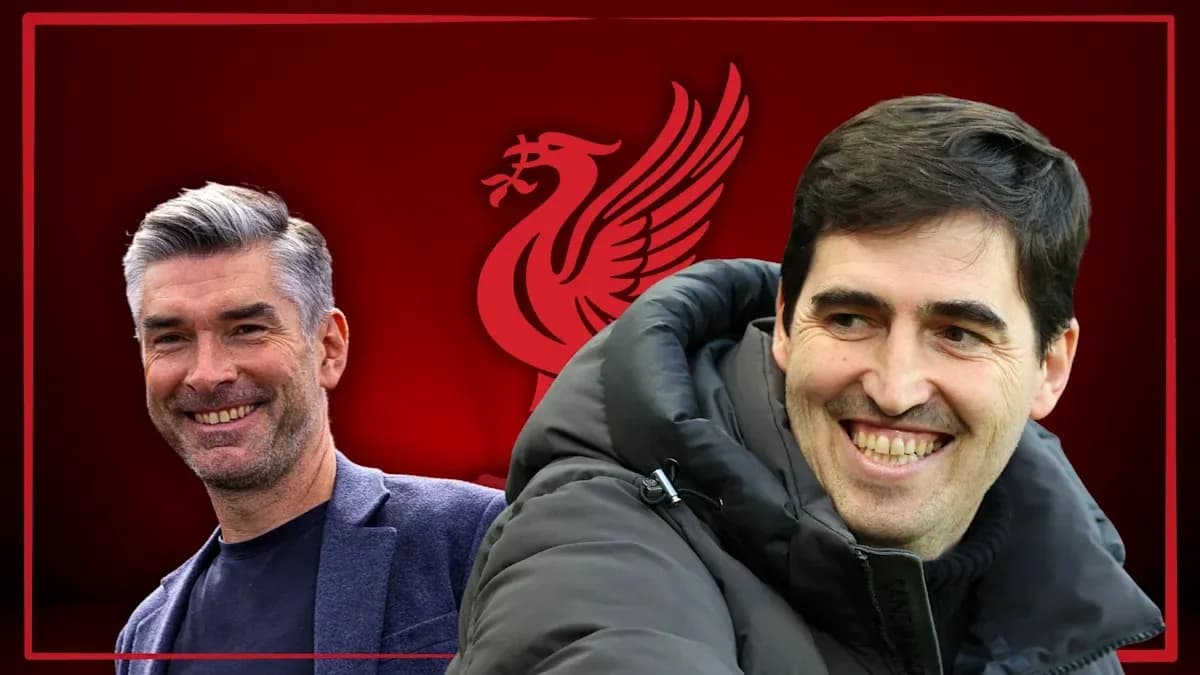 Deux entraîneurs souriant devant le logo de Liverpool Deux entraîneurs souriant devant le logo de Liverpool
